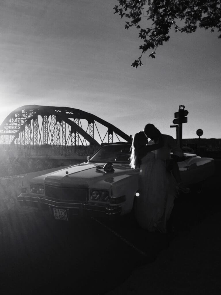 Pareja de novios Puesta de sol Cadillac Eldorado 1974