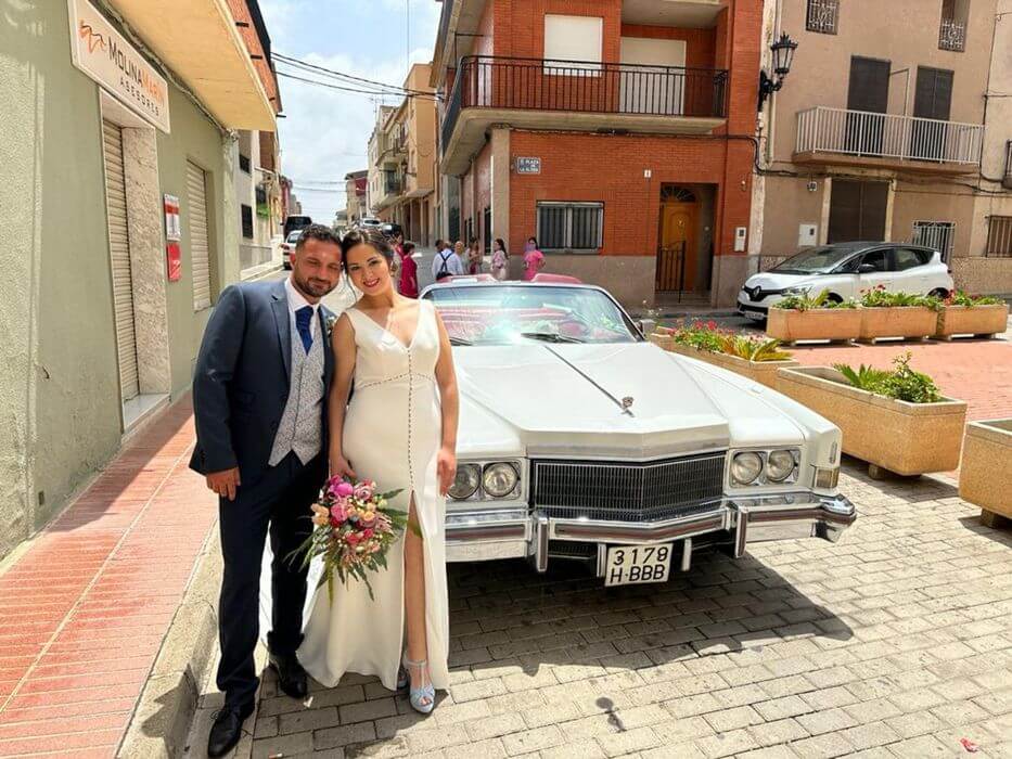 Pareja posando cadillac eldorado 1974